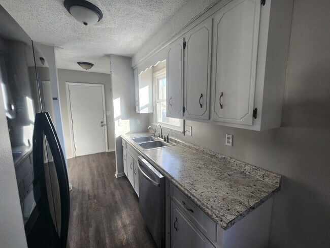 Foto del edificio - 738 Spees Dr