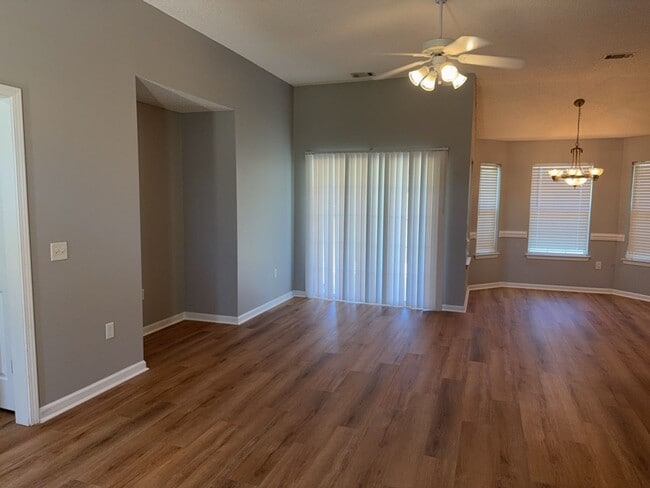 Foto del edificio - 525 Golden Grove Ln