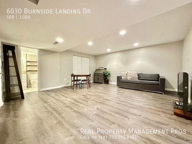 Building Photo - Updated Stunning 5 bedroom 3 Bath home!!!!