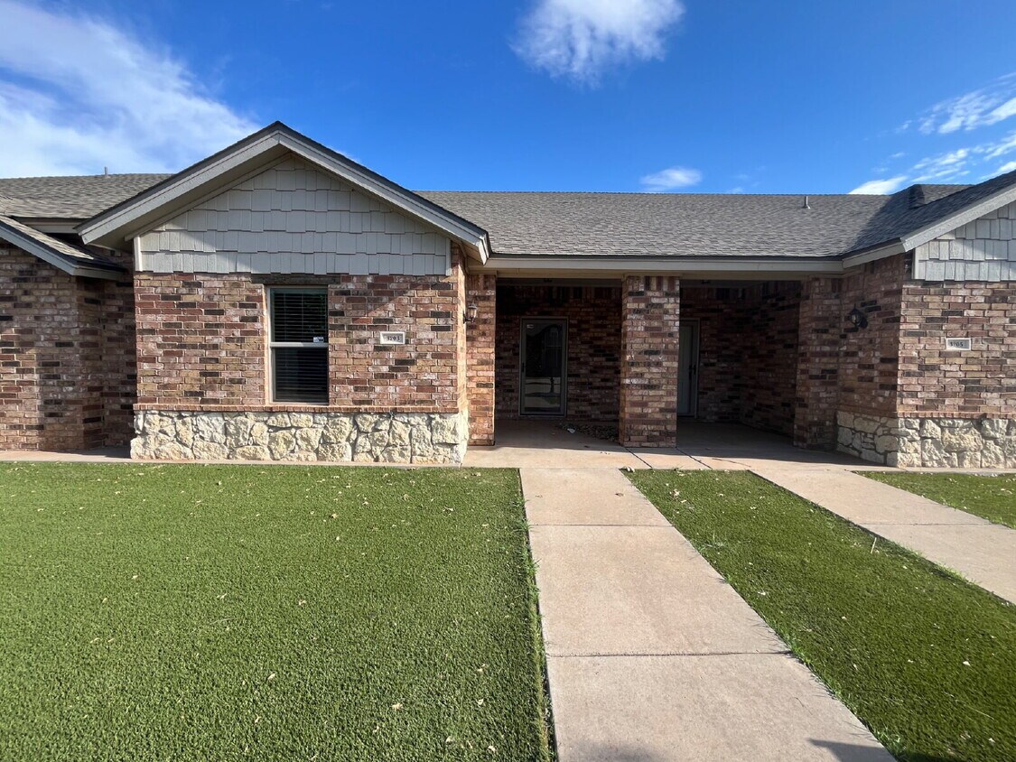 Foto principal - Cute 3/2/2 townhome in the Lubbock-Cooper ...