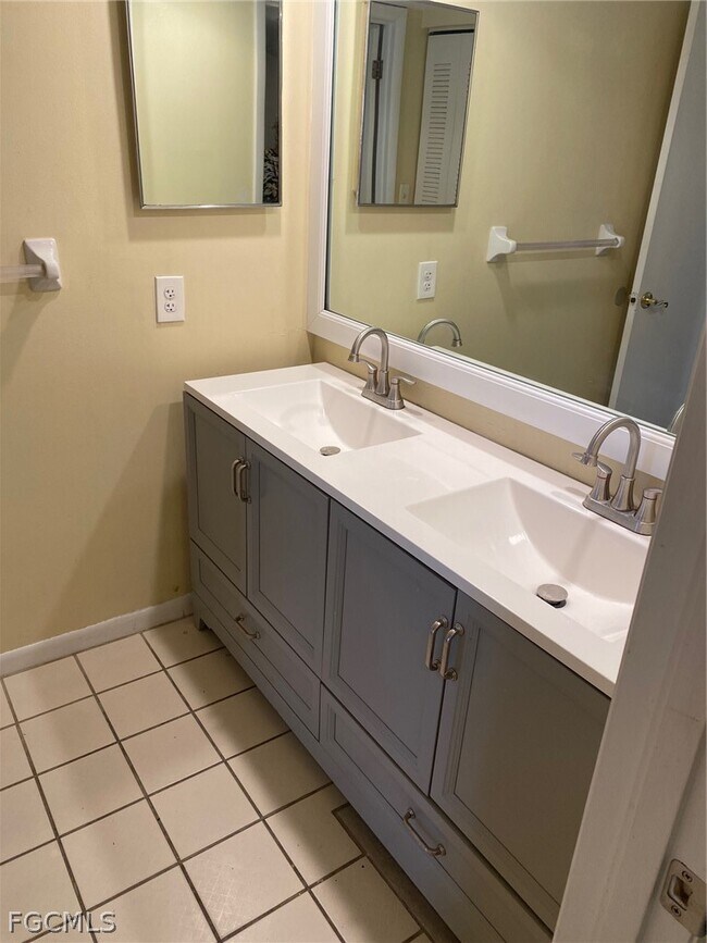 Building Photo - 5245 Cedarbend Dr