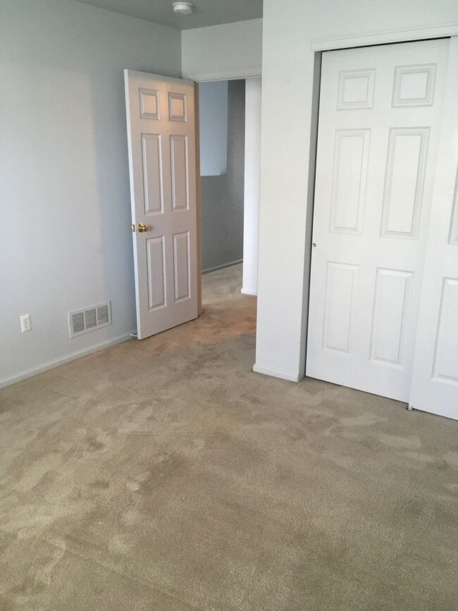 Building Photo - 3 BEDROOM, 2 BATHROOM TWIN HOME