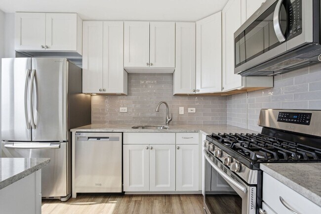 Building Photo - Bright Top-Floor 2BR Condo in The Whitehall with Garage Parking!