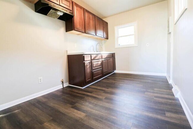 Foto del edificio - 7411 Chestnut Ave
