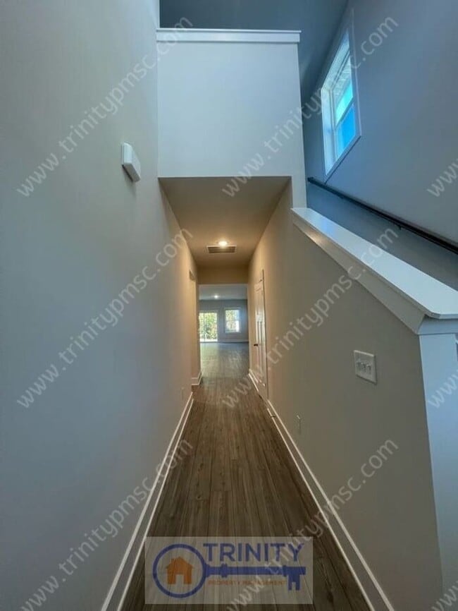 Building Photo - Beautiful and spacious! Ready for move in!