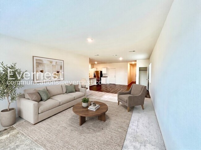 Foto del edificio - 5 Bed/3 Bath Home with Fenced Yard & Garage / Pet-Friendly / Available Now!