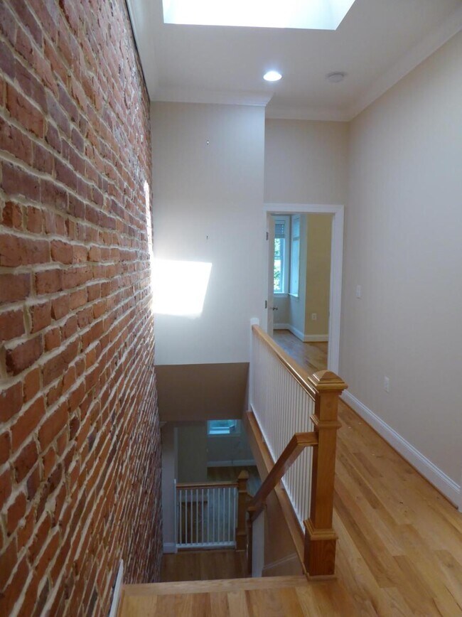 Building Photo - 832 5th St NE