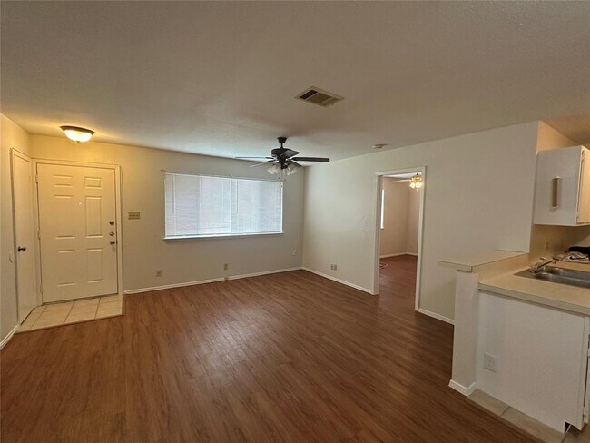 Foto del edificio - 8703 Piney Point Dr
