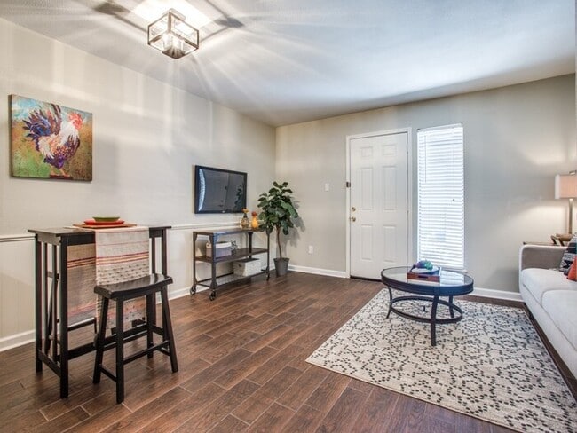 Building Photo - 2 bedroom 1 bath in Gated Complex