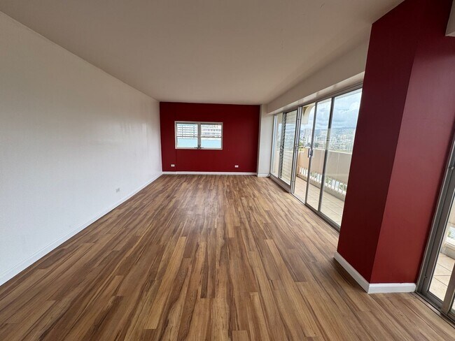 Foto del edificio - 2 Bed/1.5 Bath/1 Parking at Twin Towers in Waikiki