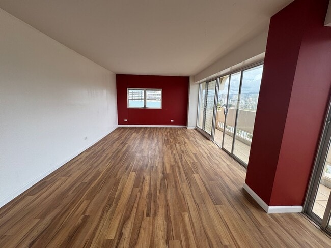 Building Photo - 2 Bed/1.5 Bath/1 Parking at Twin Towers in Waikiki