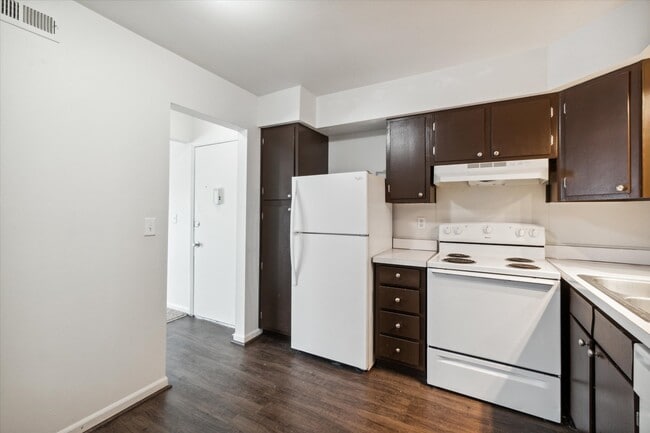 Building Photo - Country Club Park Apartments (320 S. Drake LLC)