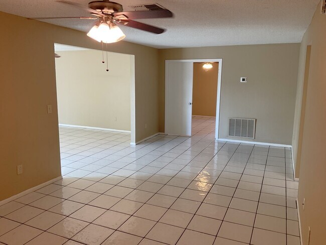 Building Photo - 612 Limetree Dr