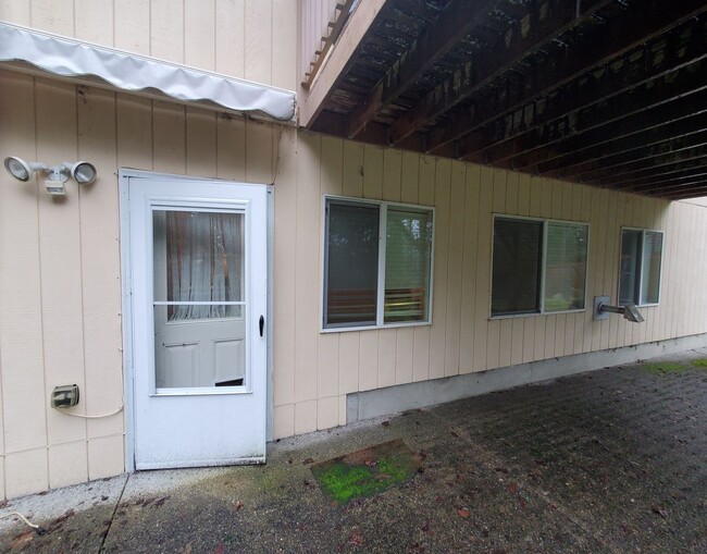 Building Photo - Super Cute DOWN STAIRS APARTMENT in Lakela...