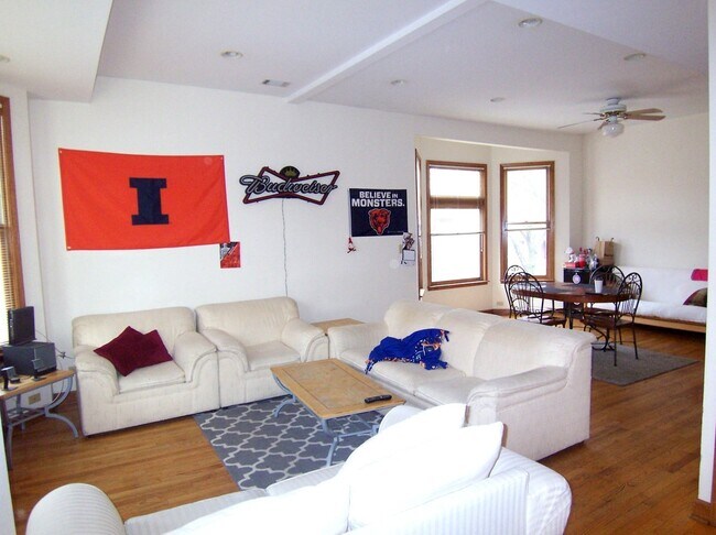 Foto del edificio - 1324 W Addison St