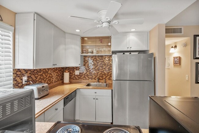 Building Photo - 677 Normandy Ln