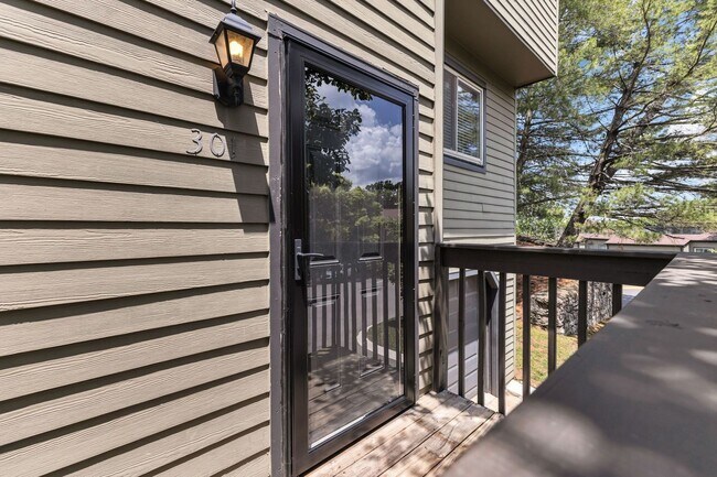 Building Photo - Beautiful Green Hills Townhome With Garage