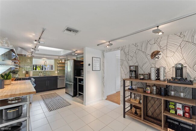 Foto del edificio - 4 br, 3 bath House - 4070 NE 15th Ter # 4070