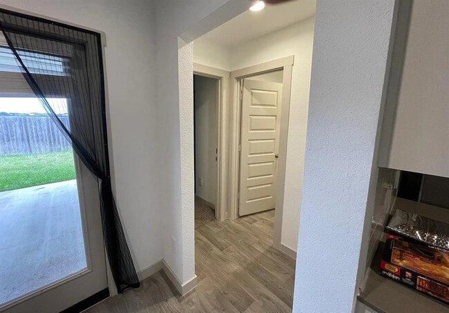 Building Photo - 7015 Sunbreeze Ln