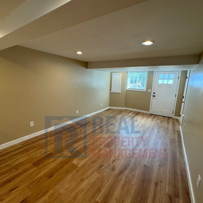 Building Photo - Gorgeous updated 2 bedroom and 1 bath unit...