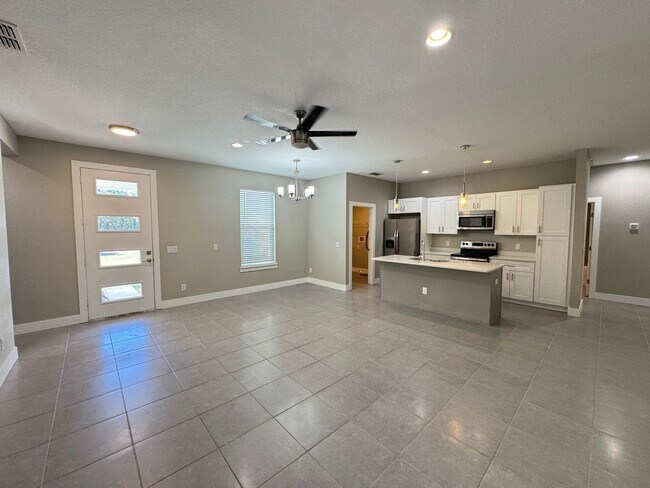 Foto del edificio - $500 OFF OF A MONTH OF RENT! Beautiful 4BD/2BA Home in Poinciana – No HOA Approval Needed! Pets W...
