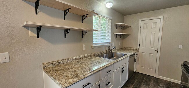 Foto del edificio - Large Yard - NE Grants Pass