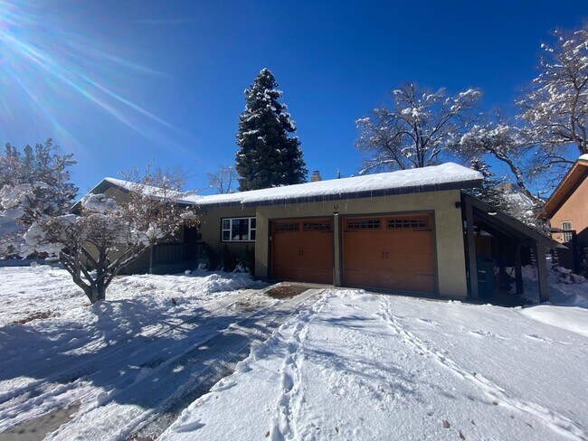 Building Photo - Furnished Home in Crestview with All Utili...