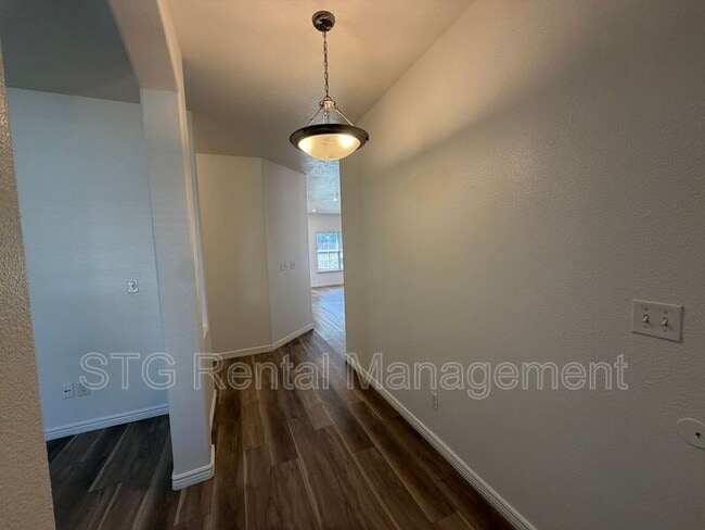 Building Photo - 519 Harvest Ln