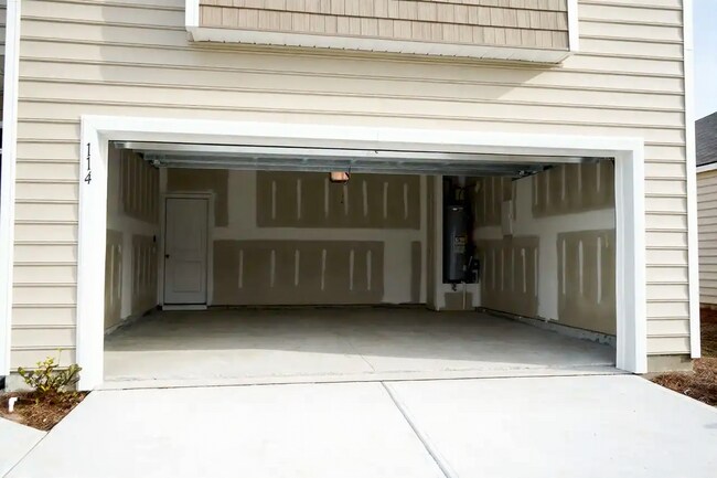 Building Photo - 114 Windrush Pnes