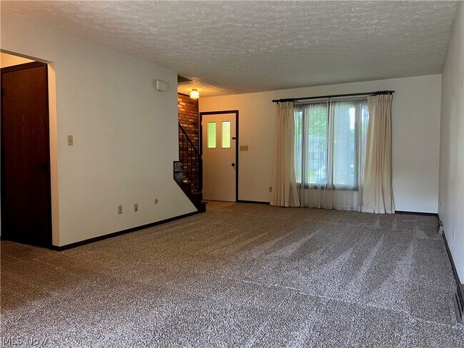 Building Photo - 2144 Woodlawn Cir