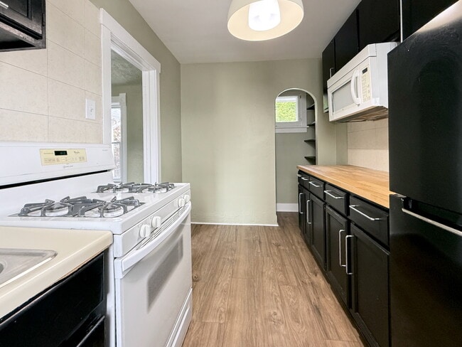 Building Photo - 203 Symphony Way