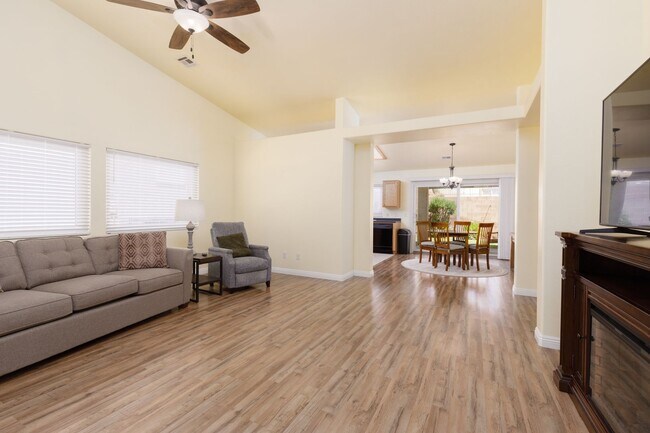 Building Photo - Beautiful 2-Bedroom Townhome in Sunset Green!