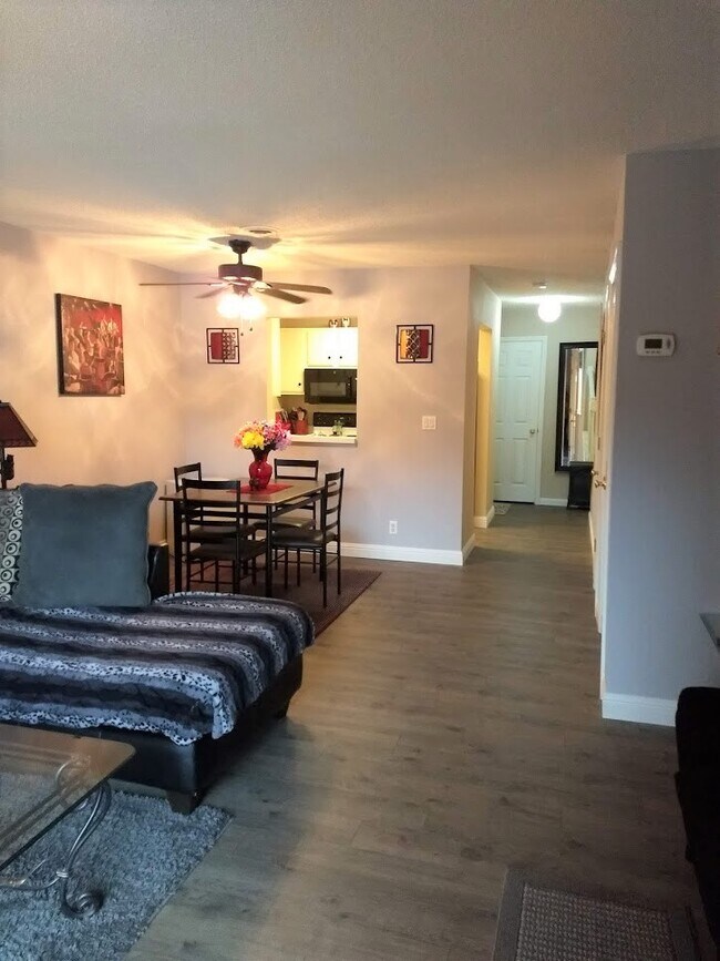 Foto del edificio - 96 Lakeshore Ln