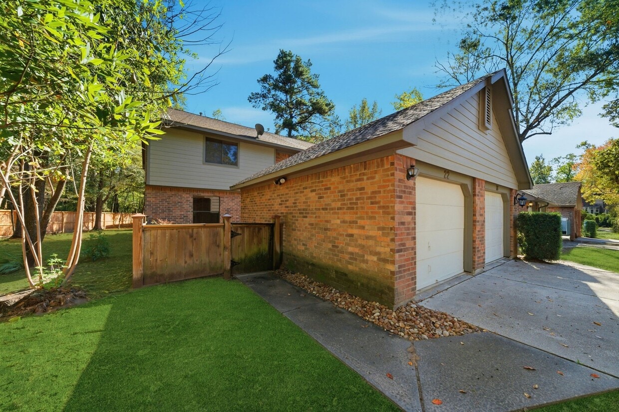 Primary Photo - 22 E Willowood Ct