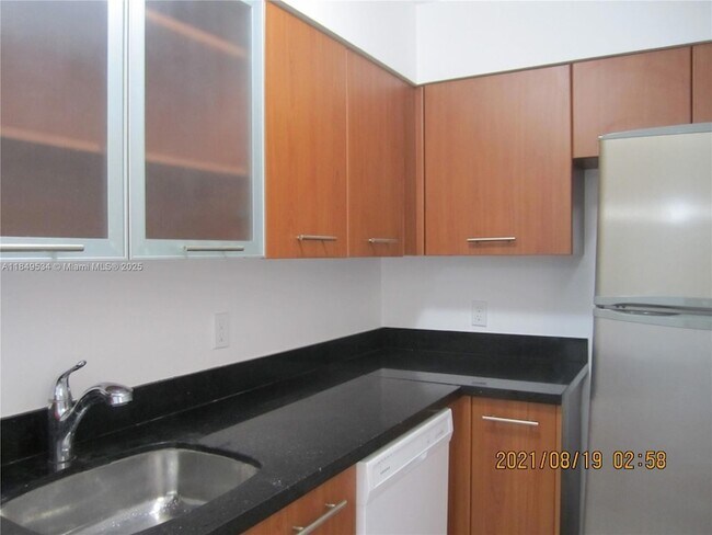 Foto del edificio - 680 NE 64th St