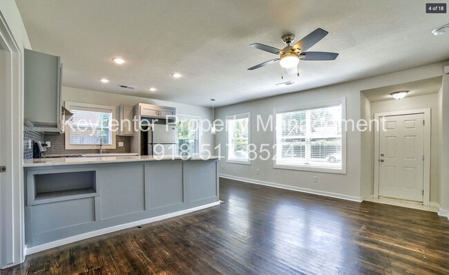 Foto del edificio - 3315 E 8th St