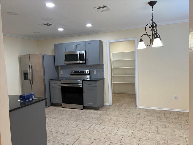 Building Photo - 2203 Bluebonnet Dr