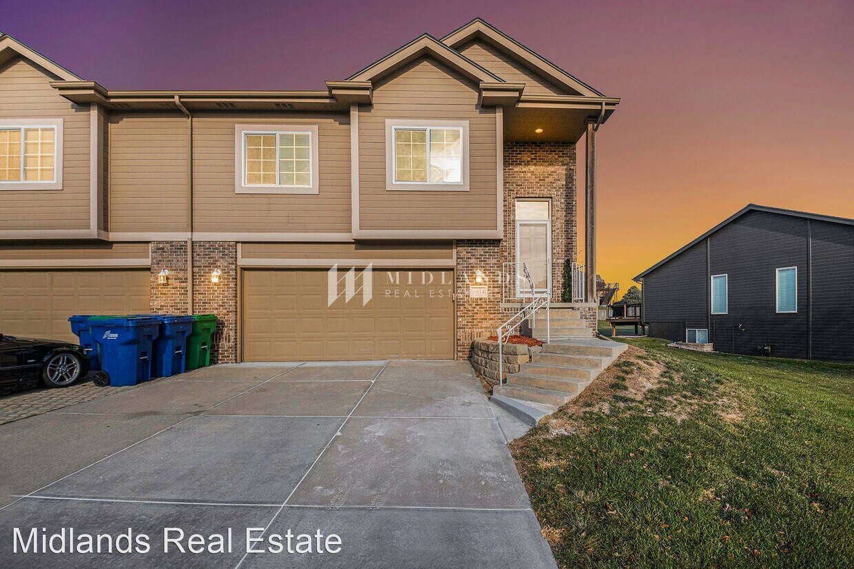 3 br, 2.5 bath House 4914 N 176th St Alquileres en Omaha, NE