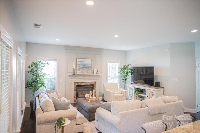 Building Photo - 615 Circle Trace Rd