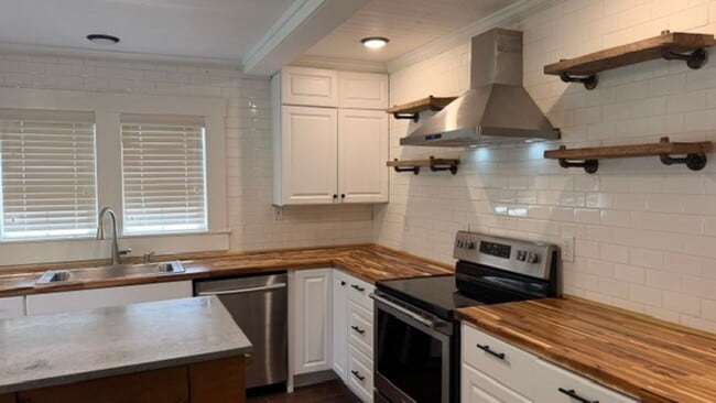 Foto del edificio - 3 Bedroom House with Carport