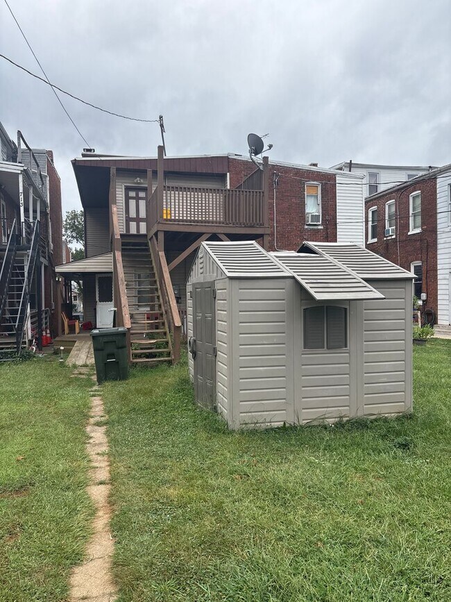 Foto del edificio - 2nd Floor, 3 Bedroom Apartment on "The Ave...