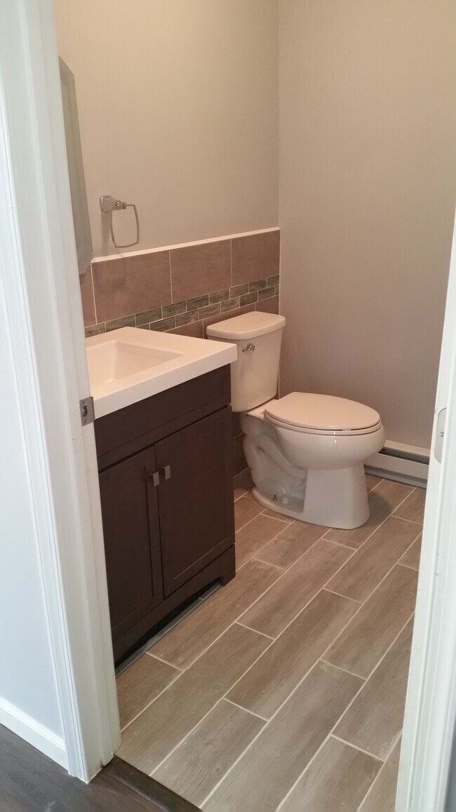 1/2 baño - 3770 Equestrian Ct