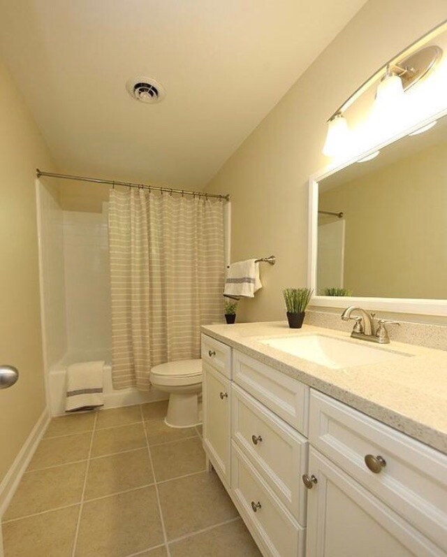 Beautifully updated bathroom with Tub/Shower - 1007 Wave Rd