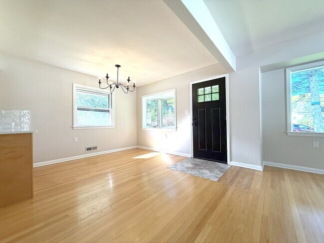 Building Photo - Gorgeous 3-bedroom single family home - Av...