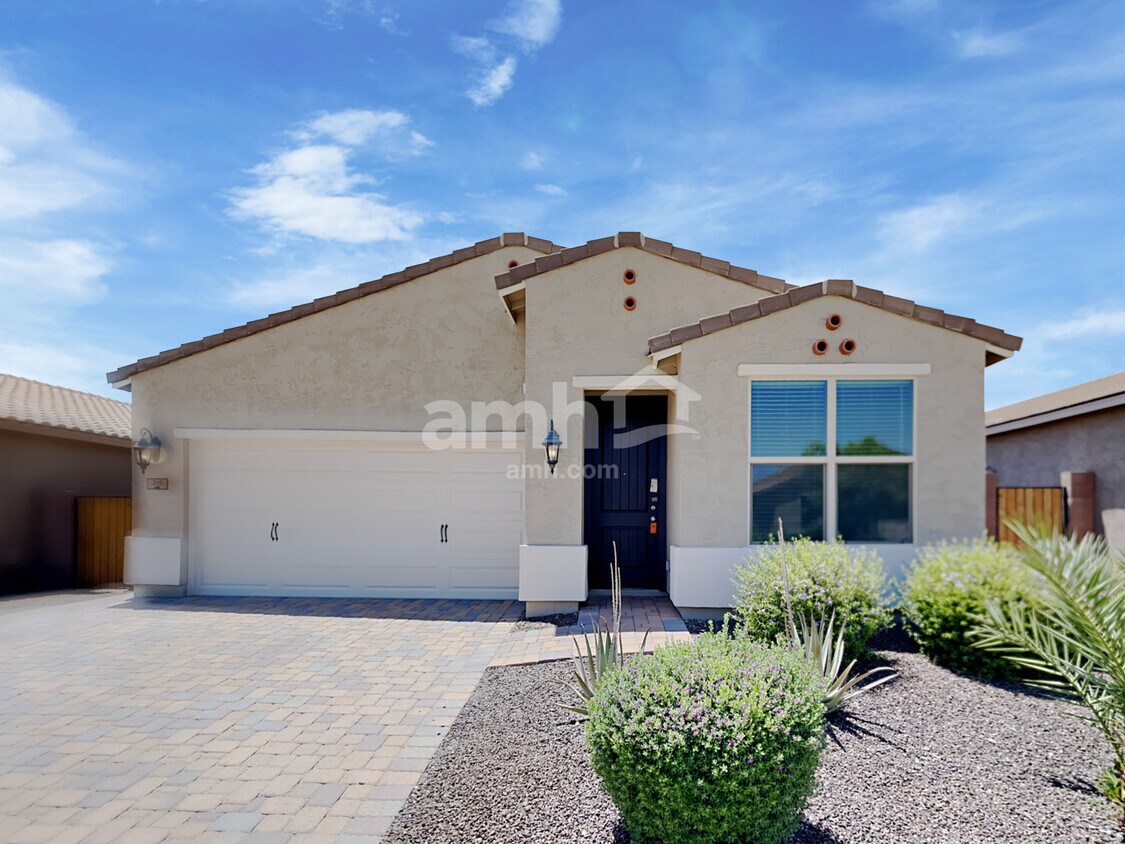 Primary Photo - 215 E Salerno Way