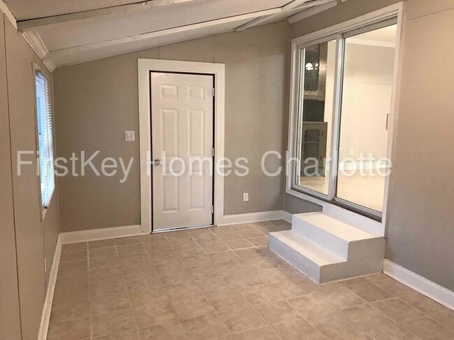 Building Photo - 4005 Donegal Dr