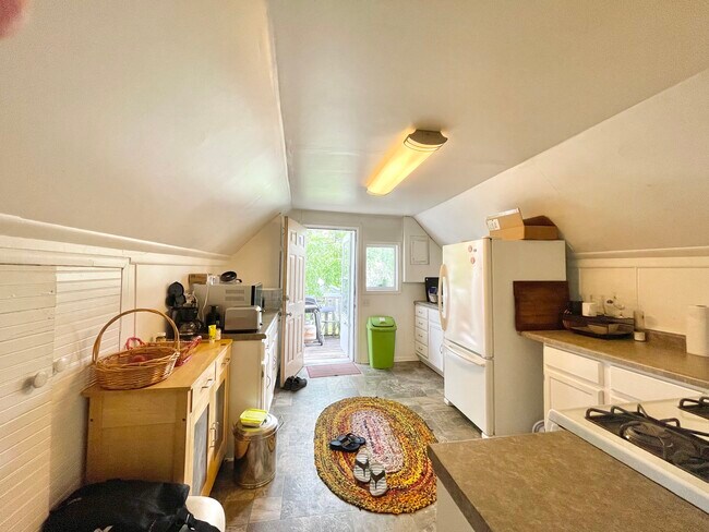 Foto del edificio - 824 Lowry Ave NE