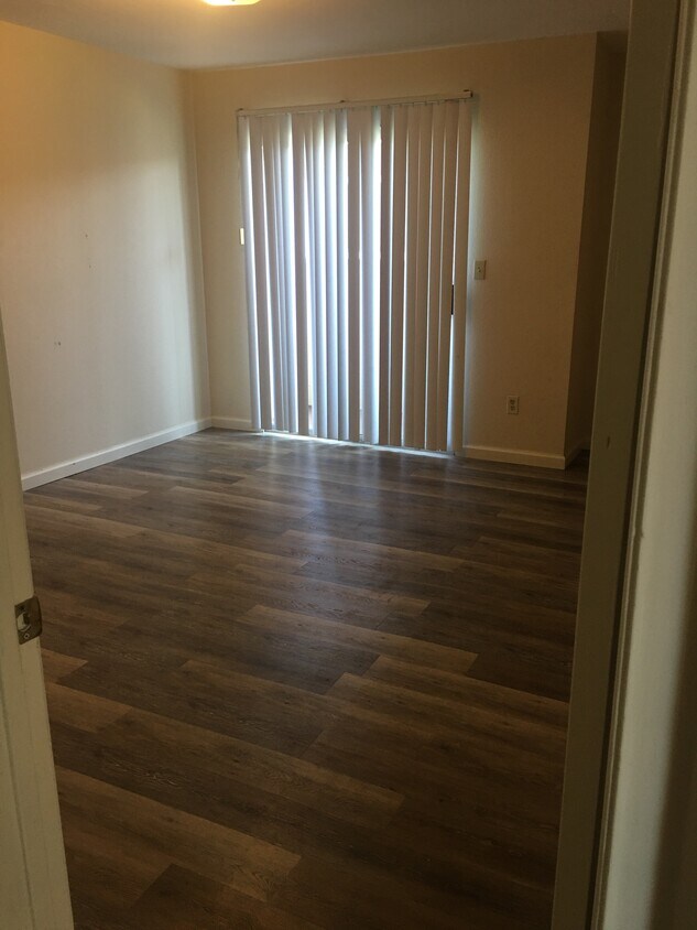 Foto del edificio - 1409 Hemlock Ave