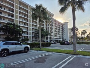 Building Photo - 3150 N Palm Aire Dr