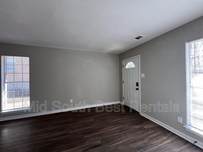 Foto del edificio - 704 Hazelwood Rd